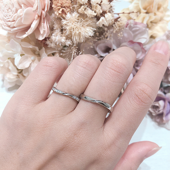 リングの全てのダイヤモンドにハート＆キューピッドを使用した贅沢な結婚指輪です。指を動かすたびにキラキラと輝きます。