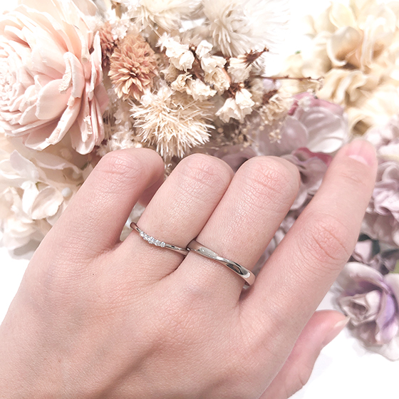 まるでダイヤモンドが浮き上がるようなデザインでとっても可愛い！華奢なデザインでより可愛らしい印象の結婚指輪です。