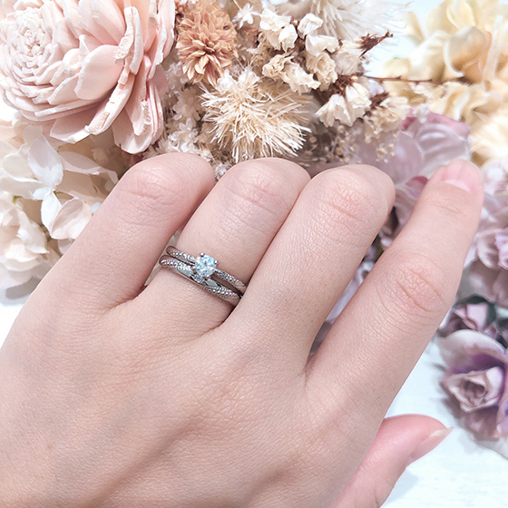 大きさの違うミル打ちが波のようにデザインされている個性的な婚約指輪。統一感のあるセットリングです。
