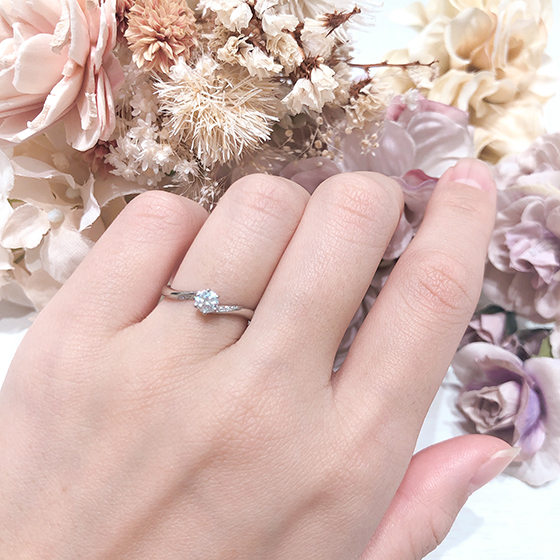中央のダイヤモンドを包み込むようにデザインされたアームが大人ゴージャスな婚約指輪。