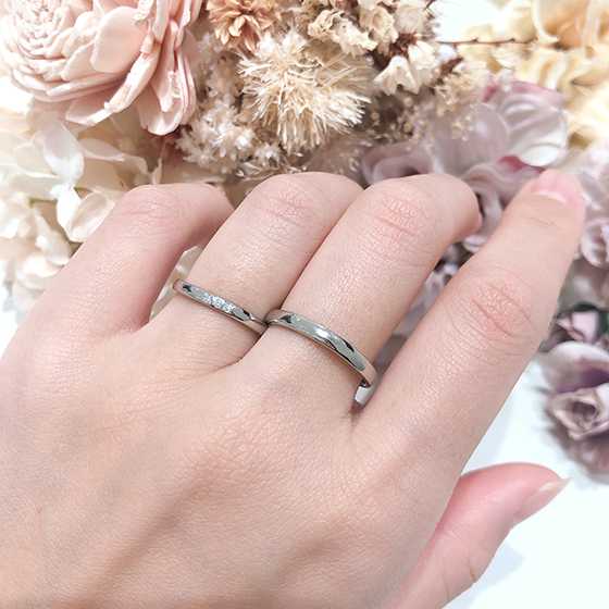 ダイヤが1粒1粒しっかりと輝く可愛らしいデザイン。飽きのこないデザインなので長く愛される結婚指輪。
