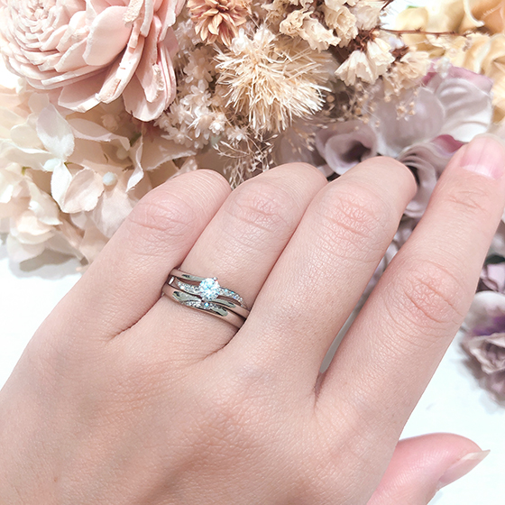 婚約指輪に透かしがあることで、重ねて着けしても可憐な輝きを楽しむことができます。