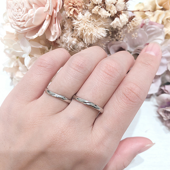 人気の斜めライン♡とっても指に馴染みやすく皆様に愛される結婚指輪です。