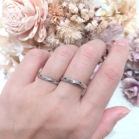 甲丸のアームで丸みと重厚感があってしっかりとしたリングという印象。ザ・結婚指輪という感じのデザインです。