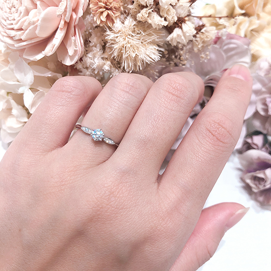ダイヤの施し方が個性的。シンプルが好きな方でも魅力の感じるさりげないオシャレが素敵な結婚指輪です。
