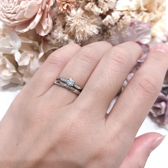 婚約指輪はまるでお花のサイドにあるリーフのような可愛らしいデザイン。手元が華やかに見えます。
