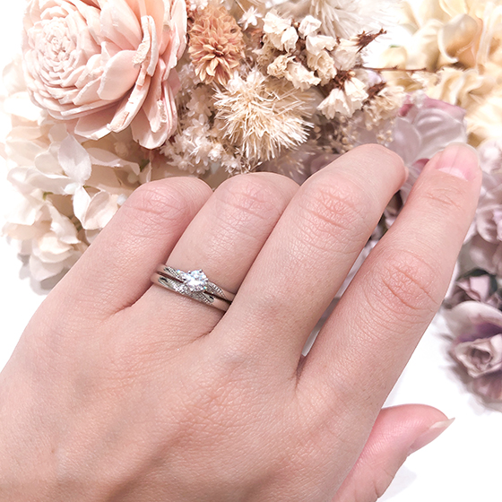 細部のこだわりで個性を出したオシャレな婚約指輪と結婚指輪です。