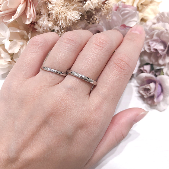 共通するミル打ち加工がペア感のある結婚指輪です。