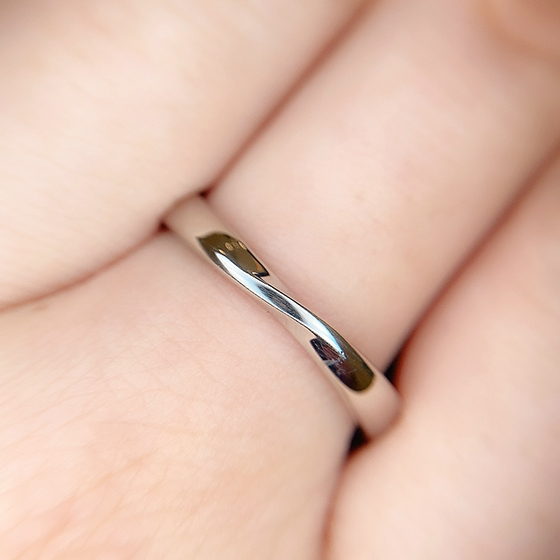 ストレートラインの中にひねりのデザインを入れた人気の結婚指輪。男性が着けやすいデザイン設計です。