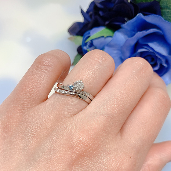 ウェーブラインに浮かぶようにセッティングされたダイヤモンドは上品で大人な婚約指輪です