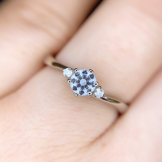 女性に人気の婚約指輪デザイン。細身のアームが人気の秘密です。