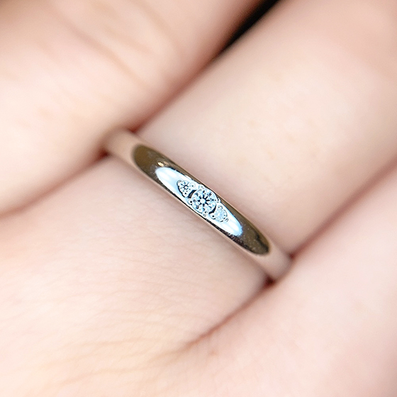 丸みのある形状にグラデーションでダイヤモンドが3P留められているシンプルな結婚指輪。
