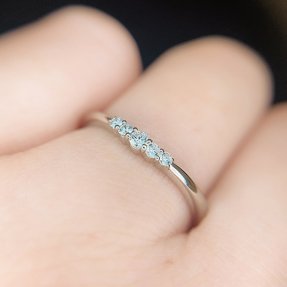 細身のリングが女性に人気のデザインです。全てのメレダイヤモンドにハート＆キューピッドの最高ランクダイヤモンドを使用しています。