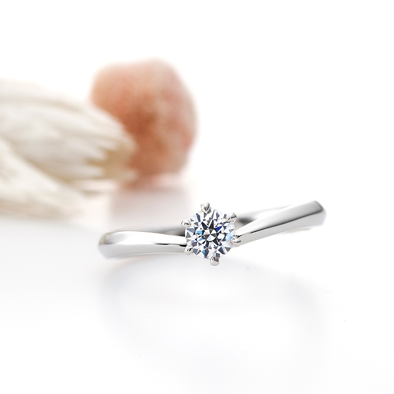 『育まれる愛は永遠に』という想いを乗せた婚約指輪です。ダイヤモンドが引き立つようにシンプルなデザイン。