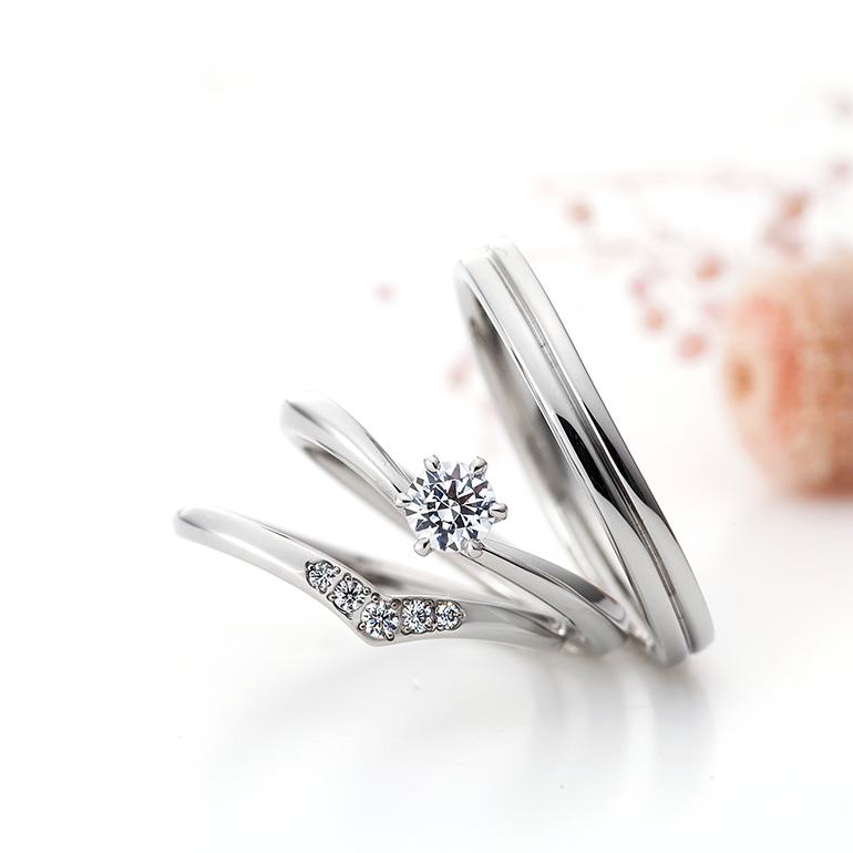 Ｖラインの婚約指輪と結婚指輪はぴったりと重なり、思わず毎日身に着けたくなるセットリングです。