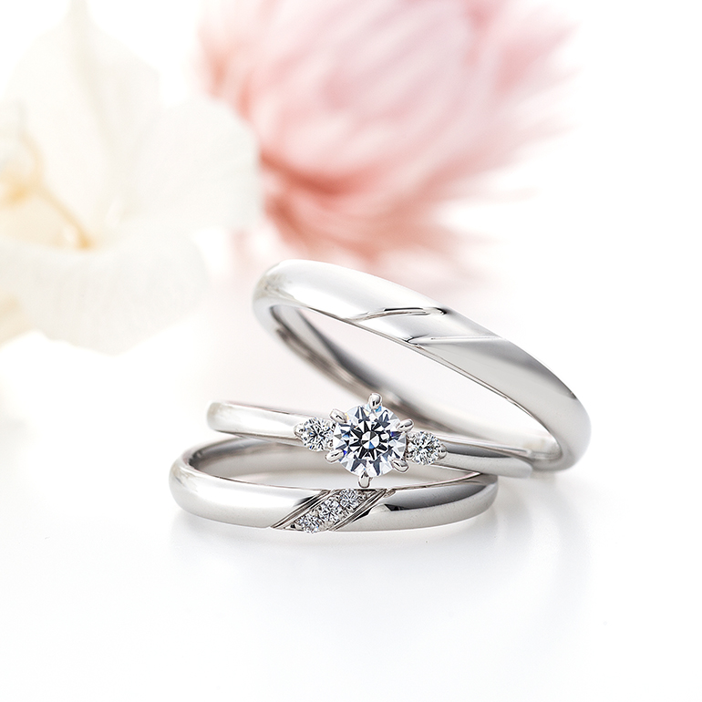 シンプルでやや華やかなセットリング。シンプルで飽きの来ないデザインシンプルな王道婚約指輪は誰からも愛されます