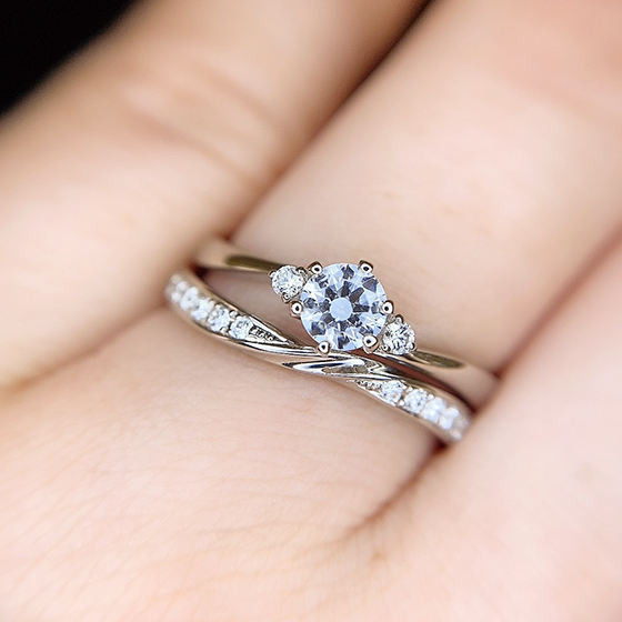 着け心地の良い緩やかなウェーブの婚約指輪に、優しく寄り添う華やかな結婚指輪との組み合わせが美しいセットリング。