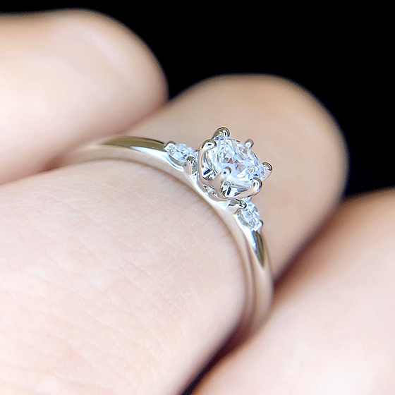 結婚指輪と重ねて着けることを想定し、ピッタリと重なるようにデザインされています。
