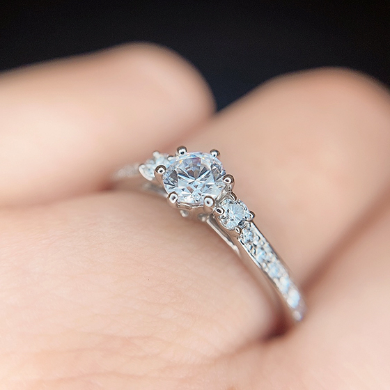 メインのダイヤモンドの両サイドにセットされたダイヤモンドがシャトンセッティングされた珍しい婚約指輪です。