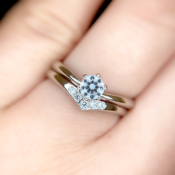 ピッタリと重なる婚約指輪と結婚指輪。まるで1本の指輪をはめている様なセット感が人気の秘密。