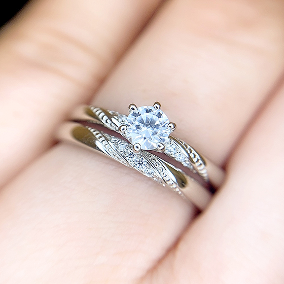 お揃いのミル打ち加工。婚約指輪と結婚指輪、それぞれミルの大きさが違うのがオシャレです。