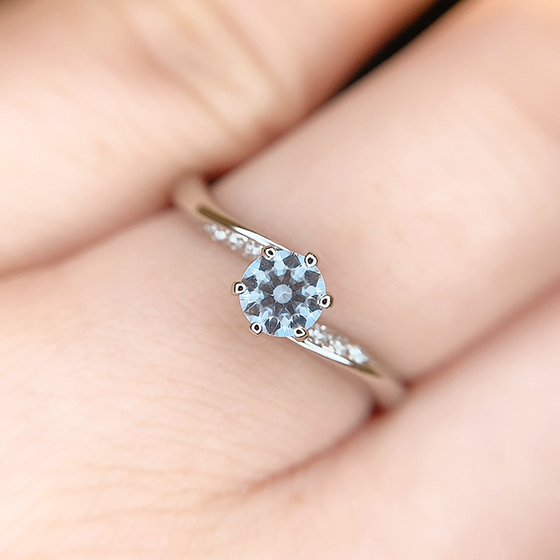 ウェーブラインの婚約指輪。中央のダイヤモンドが浮き上がるように輝きます。
