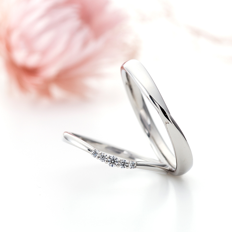 花言葉は『純粋な愛・熟愛』それぞれを尊重し合うようなデザインが特徴のある結婚指輪です。