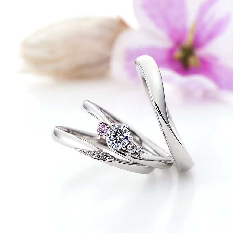柔らかなカーブが優しい雰囲気を醸し出す婚約指輪と結婚指輪のセットリングです。
