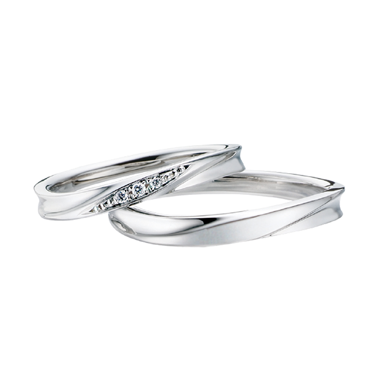 平らな形状のウェーブラインは男性にも人気があります。レディースには３つのダイヤが華やかさを演出。
