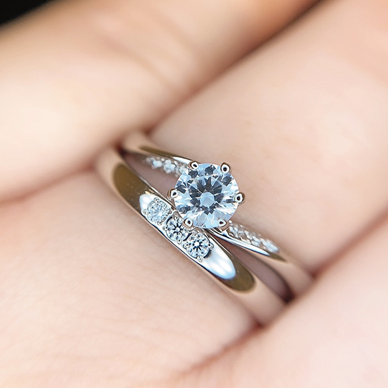 華やかな婚約指輪とシンプルな結婚指輪の組み合わせが新しいデザインのセットリング