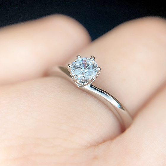 6本の縦爪がダイヤモンドを美しく魅せてくれます。
