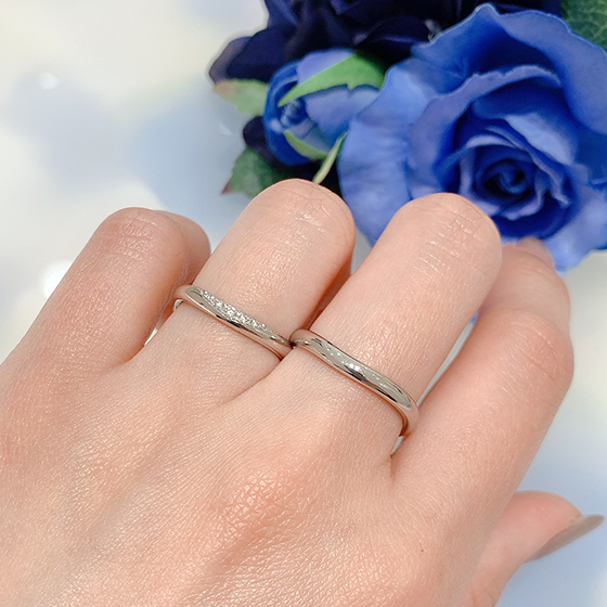 緩やかなU字ラインの結婚指輪。手元をやさしい印象にしてくれます。