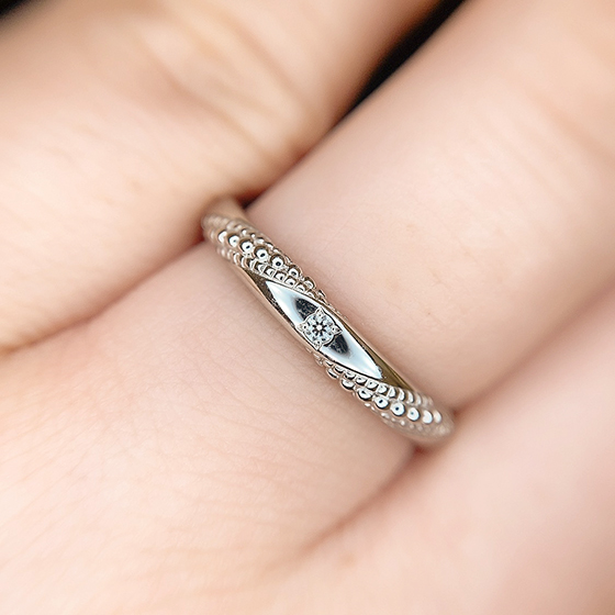 立体的なミル打ち加工がアクセントになる結婚指輪。