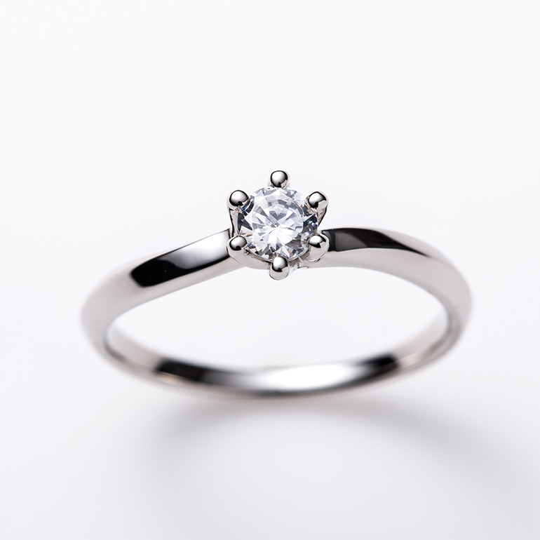 しっかりとしたアームが特徴的なシンプルですっきりとした婚約指輪。ウェーブラインなのでお指をキレイに見せてくれます。