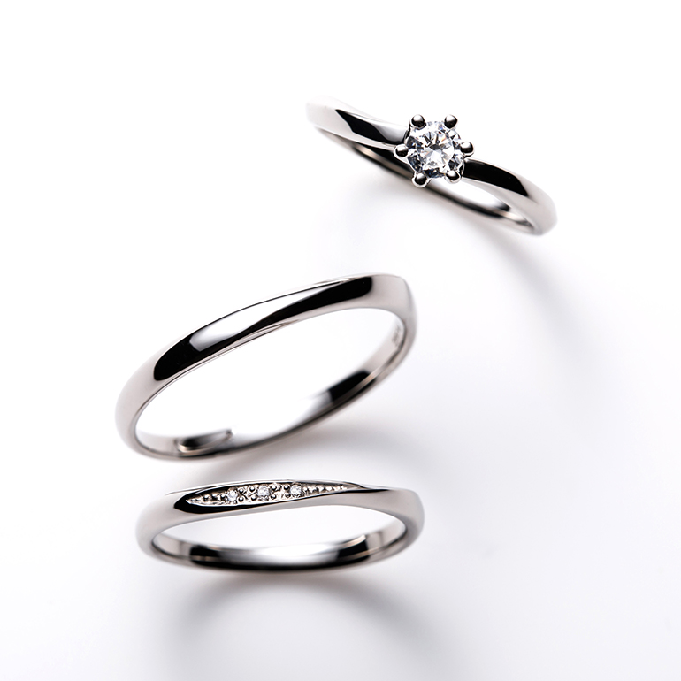 しっかりとしたウェーブラインのソリティアタイプの婚約指輪とシンプルなウェーブラインの結婚指輪のセットリング