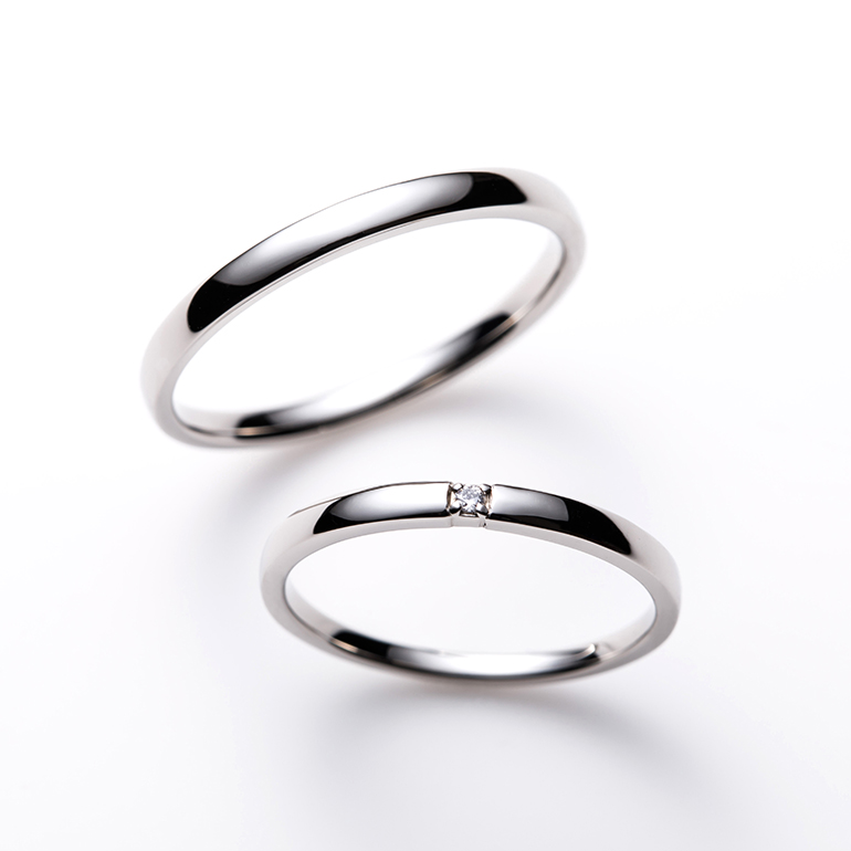 細身の結婚指輪なのに幅いっぱいに留められたLady’sダイヤモンドがポイントです。