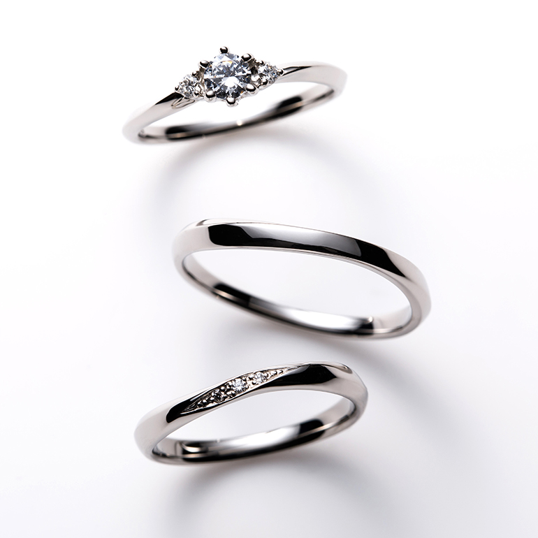 緩やかなSラインのセットリング。婚約指輪は華やかさがあり、結婚指輪はシンプルで身につけやすいデザイン。