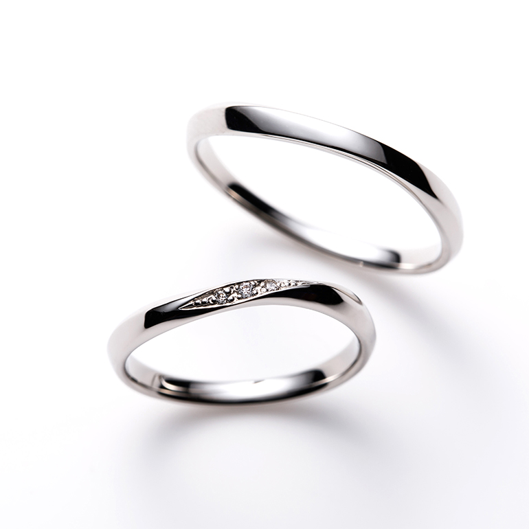 人気のウェーブラインの結婚指輪。緩やかなウェーブが人気の秘密です。