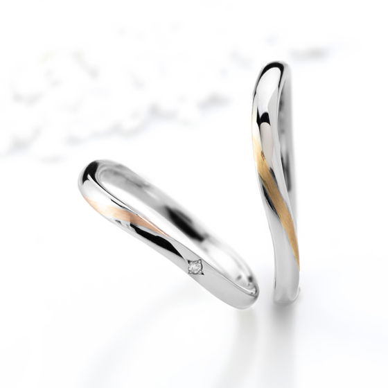 シンプルなプラチナ素材の結婚指輪にゴールドがさりげなくデザインされている結婚指輪。