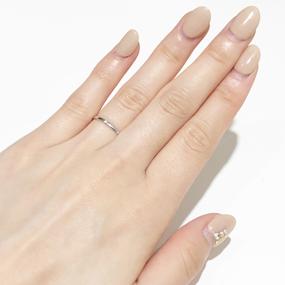 細身の華奢なリングは指を女性らしく見せてくれます。