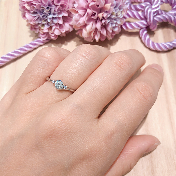 シンプルな結婚指輪に、ダイアモンドが綺麗に輝きます！