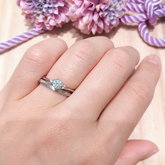中心がつや消しされた面の結婚指輪に婚約指輪のダイヤが重なりバランスのいいセットリングです♡