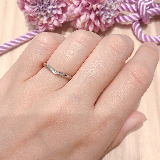 エッジの効いたVラインは大人っぽい印象を与えてくれる結婚指輪です。