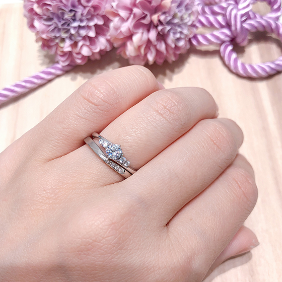 左サイドのラインがピッタリ重なり、右サイドは婚約指輪のメレダイヤモンドが上手く空間を埋めてくれている婚約指輪と結婚指輪のセットリング。