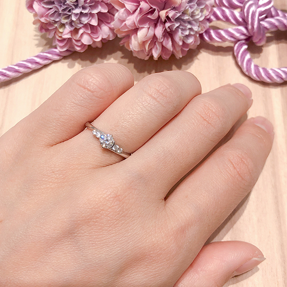 流れるようなラインのご婚約指輪。程よいメレダイヤが素敵！