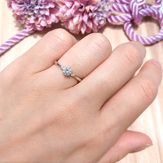 サイドのメレダイヤの入り方が特徴的でお洒落なご婚約指輪です。指にはめるとより目立ちます！