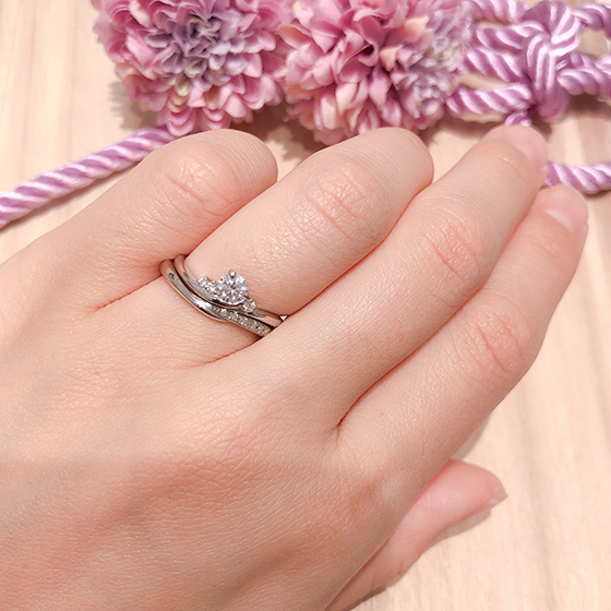 サイドのメレダイヤが更に中心のダイヤモンドを目立たせます。婚約指輪は動きがあるデザインで素敵！