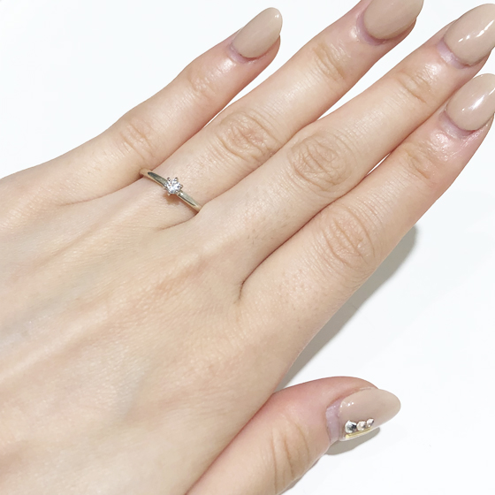 6本爪のシンプルな婚約指輪です。