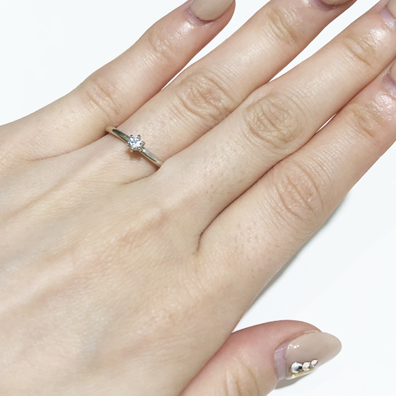6本爪のシンプルな婚約指輪です。