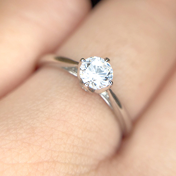 十の字でセットされた４点の婚約指輪。凛としたダイヤモンドの輝きを堪能していただけます。